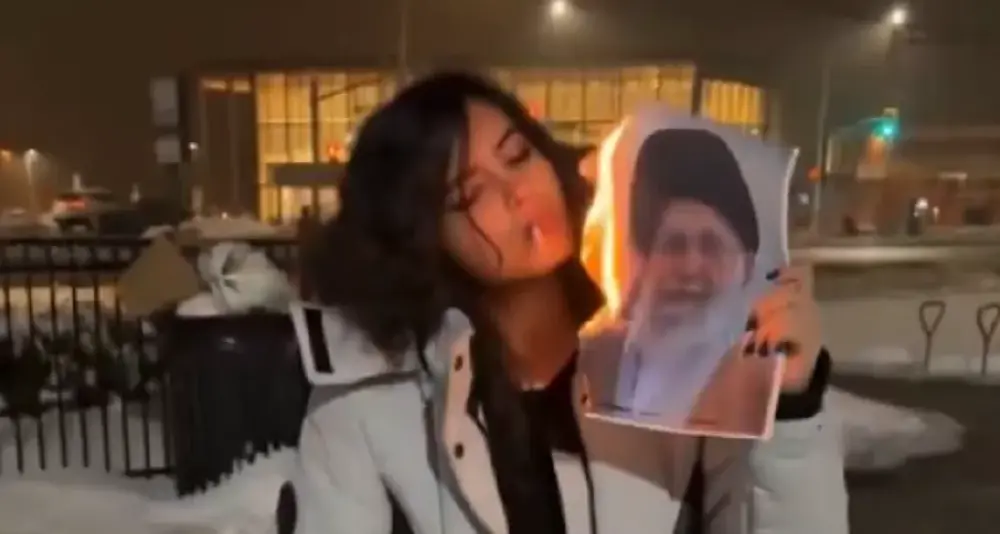 Iran, proteste e minacce di pena di morte: sigarette contro il regime