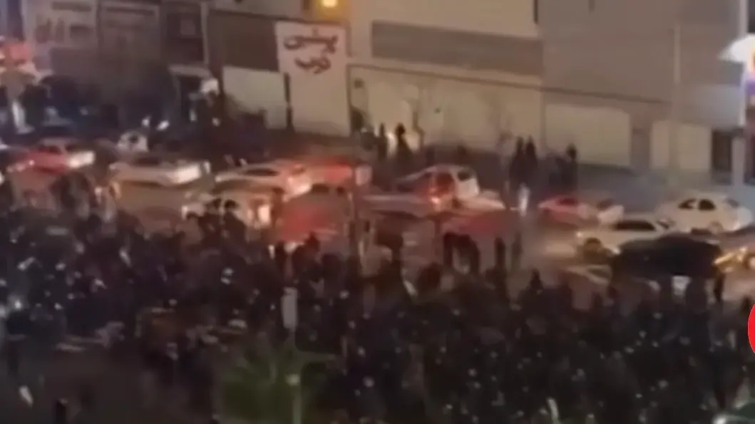 Proteste in Iran, il regime risponde con la repressione: almeno 65 morti