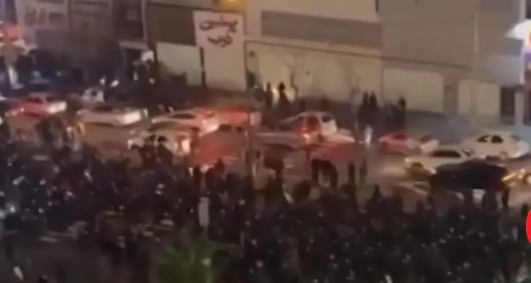 Proteste in Iran, il regime risponde con la repressione: almeno 65 morti