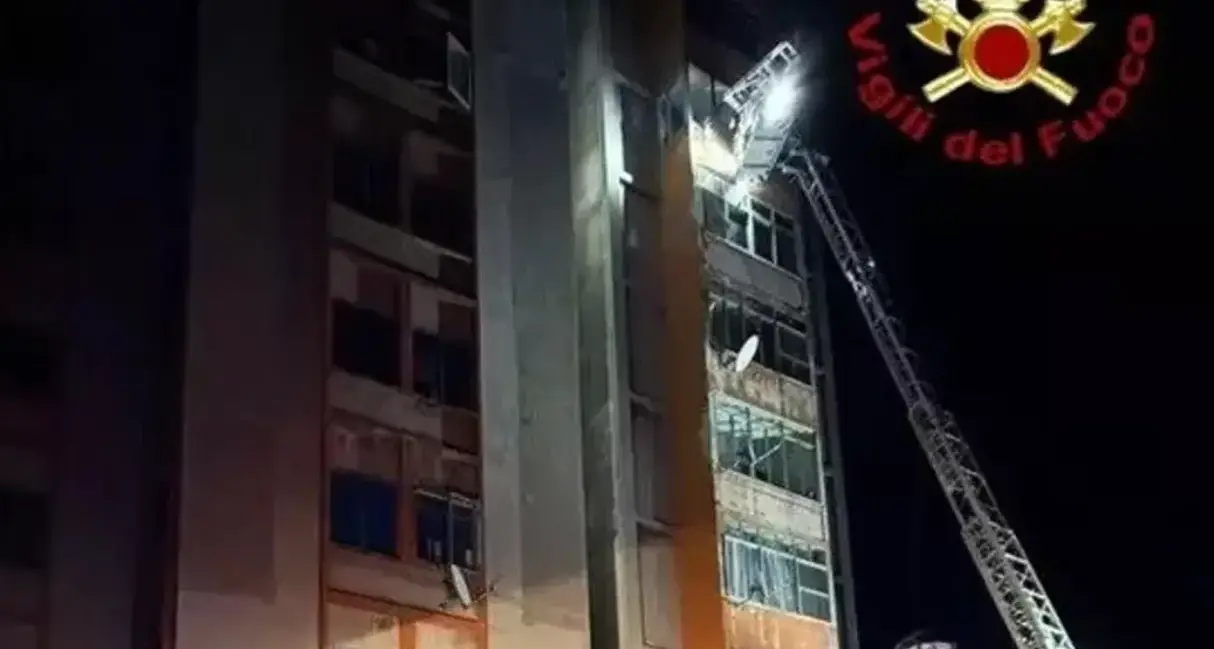 Incendio a Ferrara: evacuate 200 persone dalla \"Torre B\" e 17 intossicati