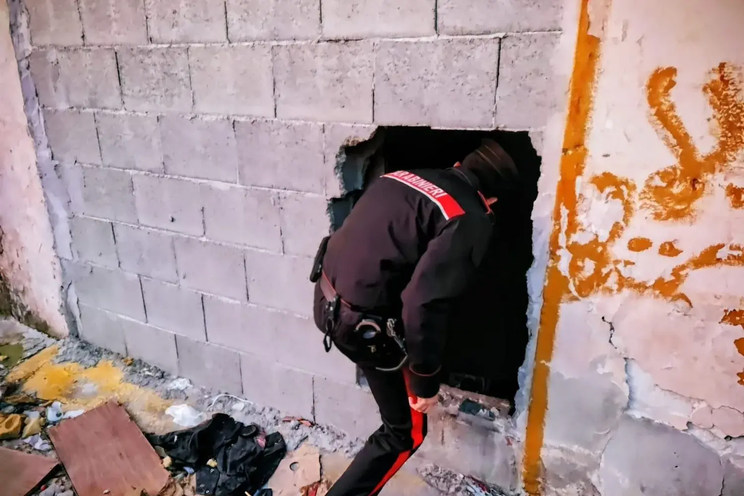 Trovato senza vita in uno stabile abbandonato nel quartiere di Stampace: indagini in corso