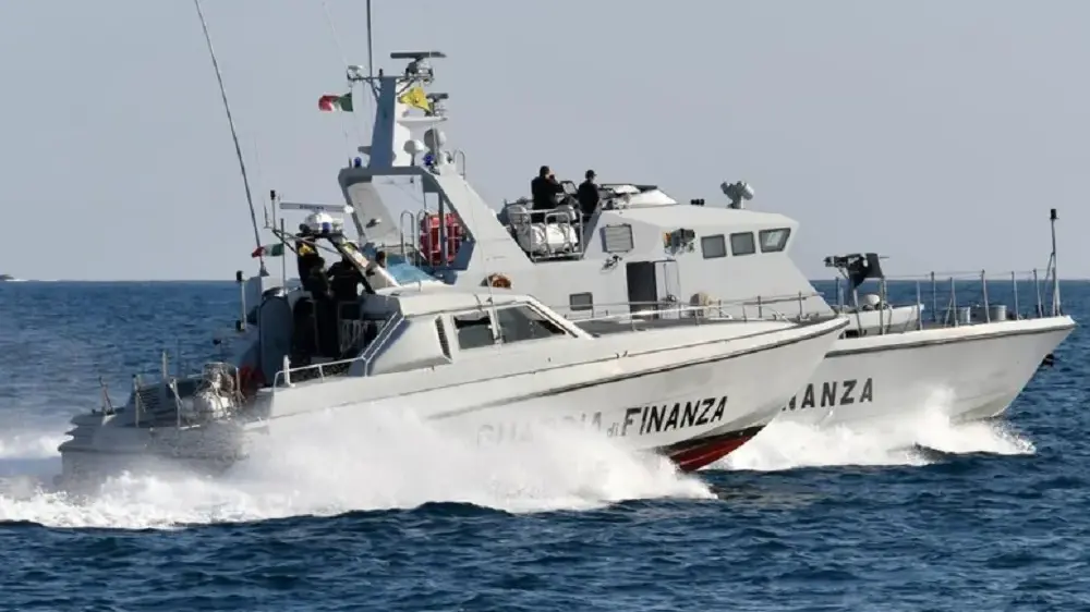 Barchino con 11 migranti e un bimbo intercettato al largo del Sud Sardegna