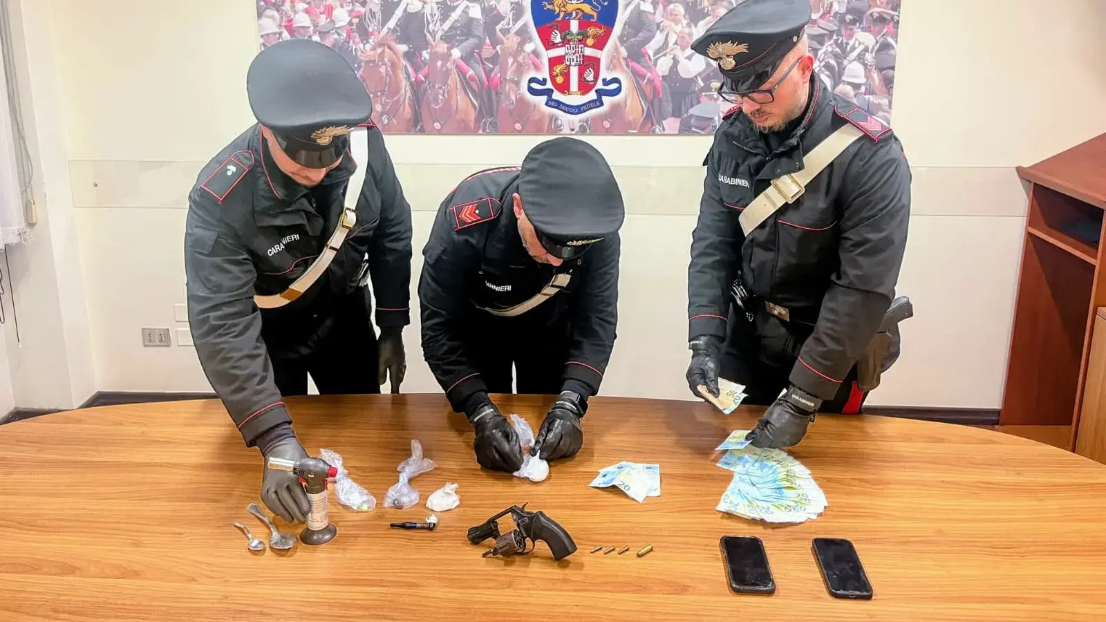 Sorpresi in un B&B a Cagliari mentre tentano di disfarsi della cocaina, un arresto e due denunce