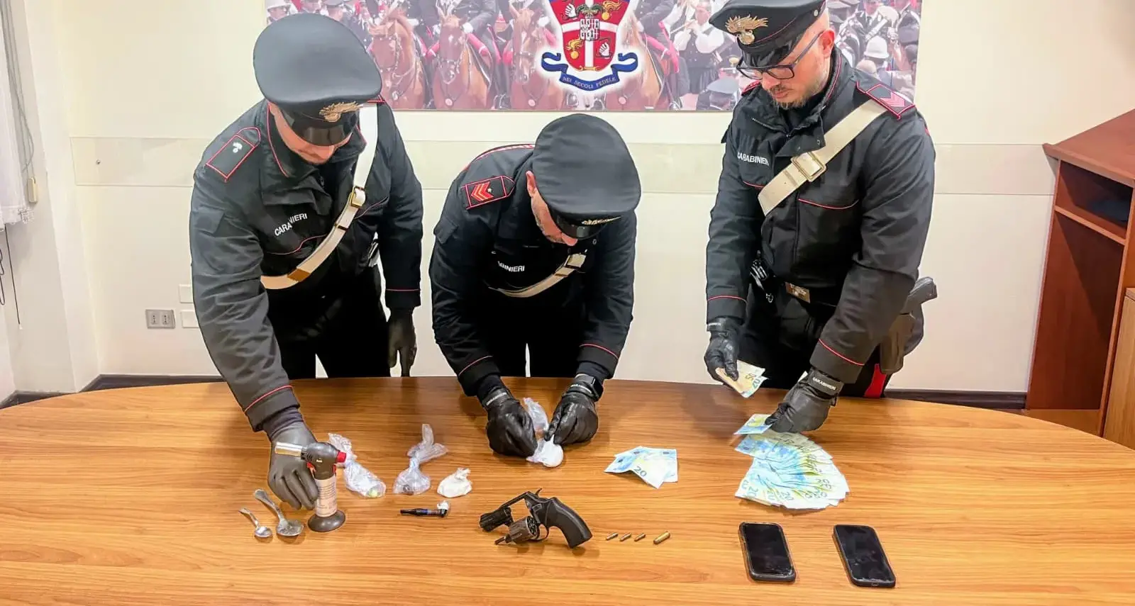 Sorpresi in un B&B a Cagliari mentre tentano di disfarsi della cocaina, un arresto e due denunce