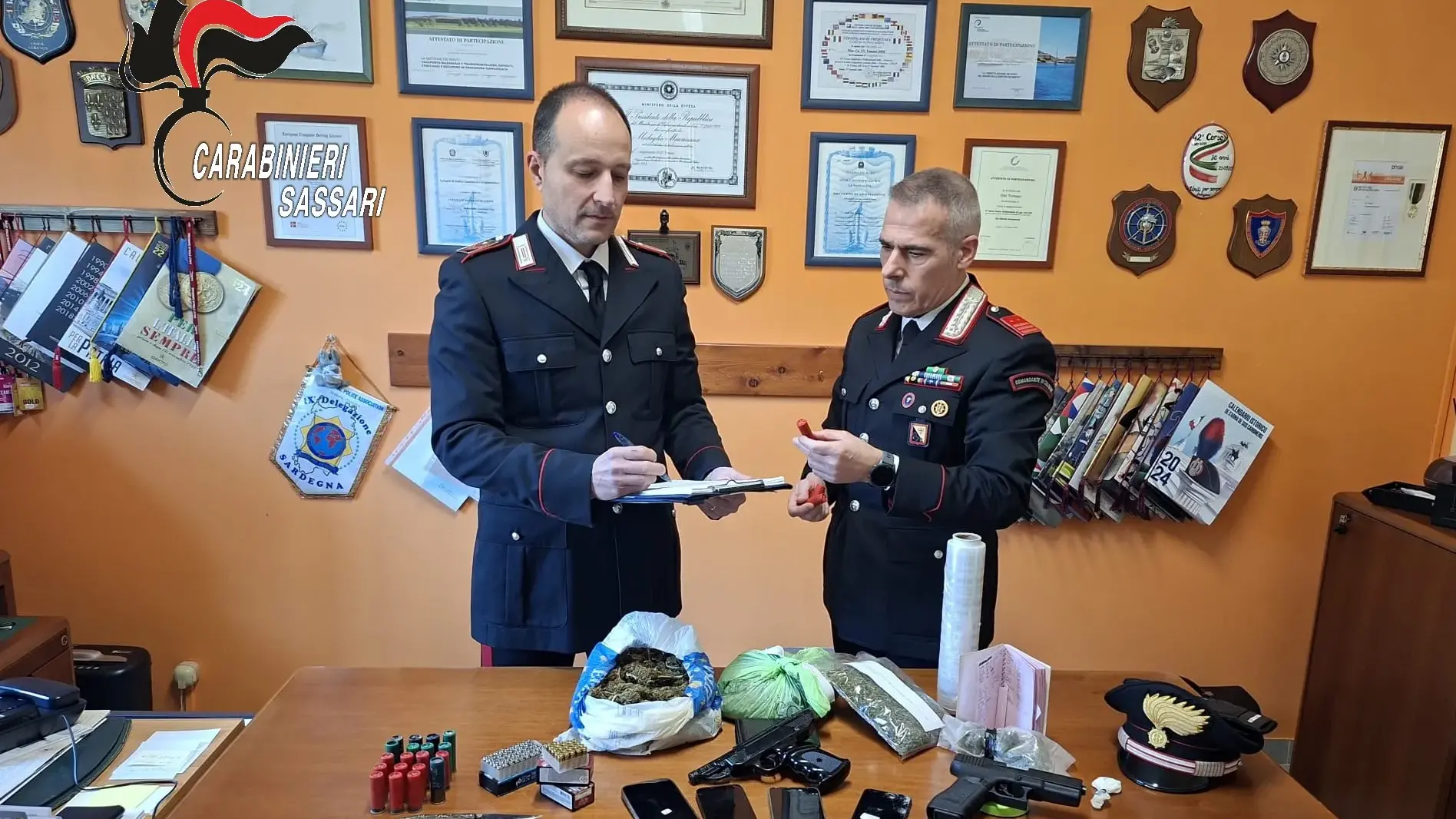 Droga e armi nascoste in casa: due giovani arrestati a Ittiri