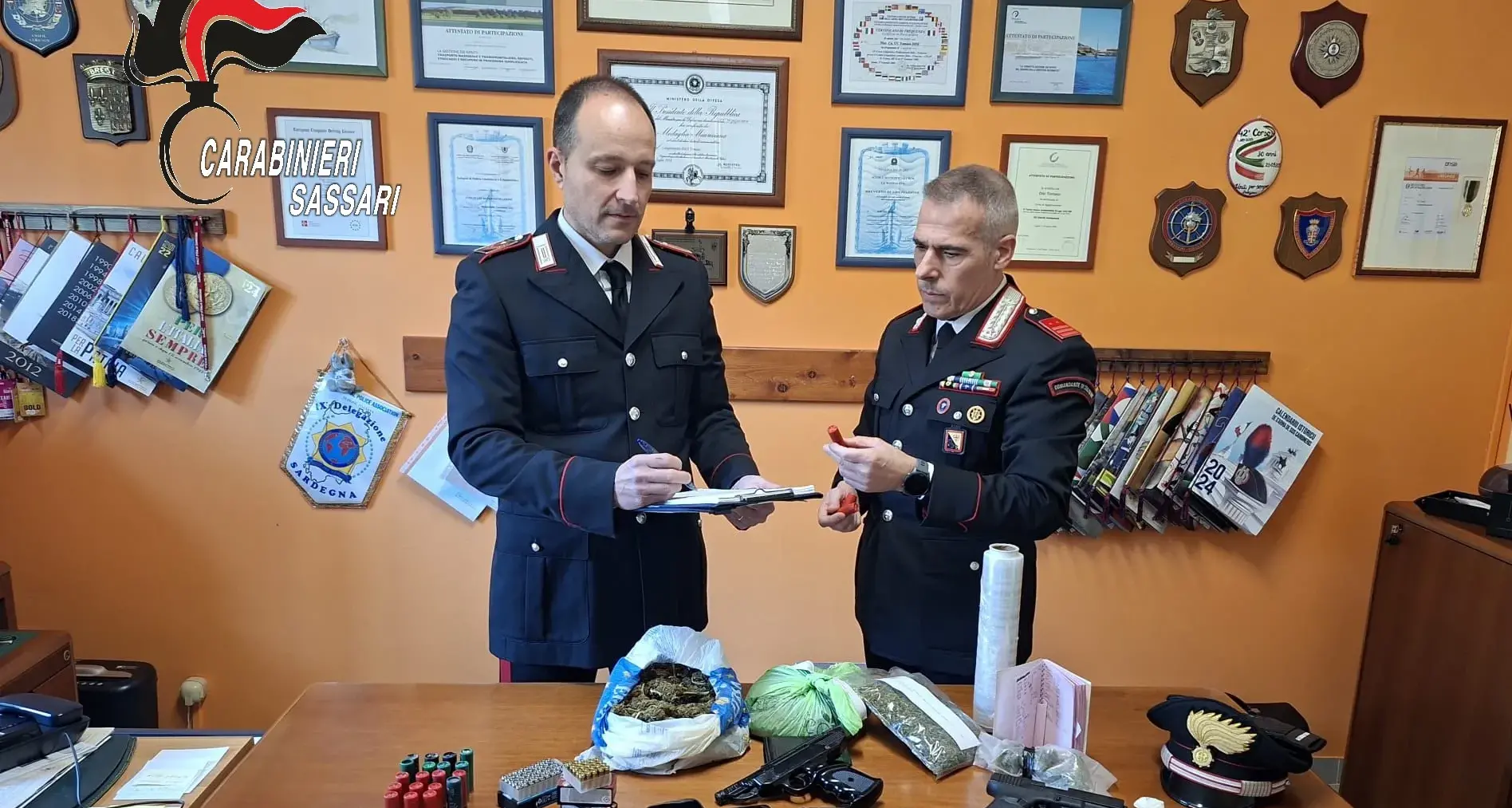 Droga e armi nascoste in casa: due giovani arrestati a Ittiri