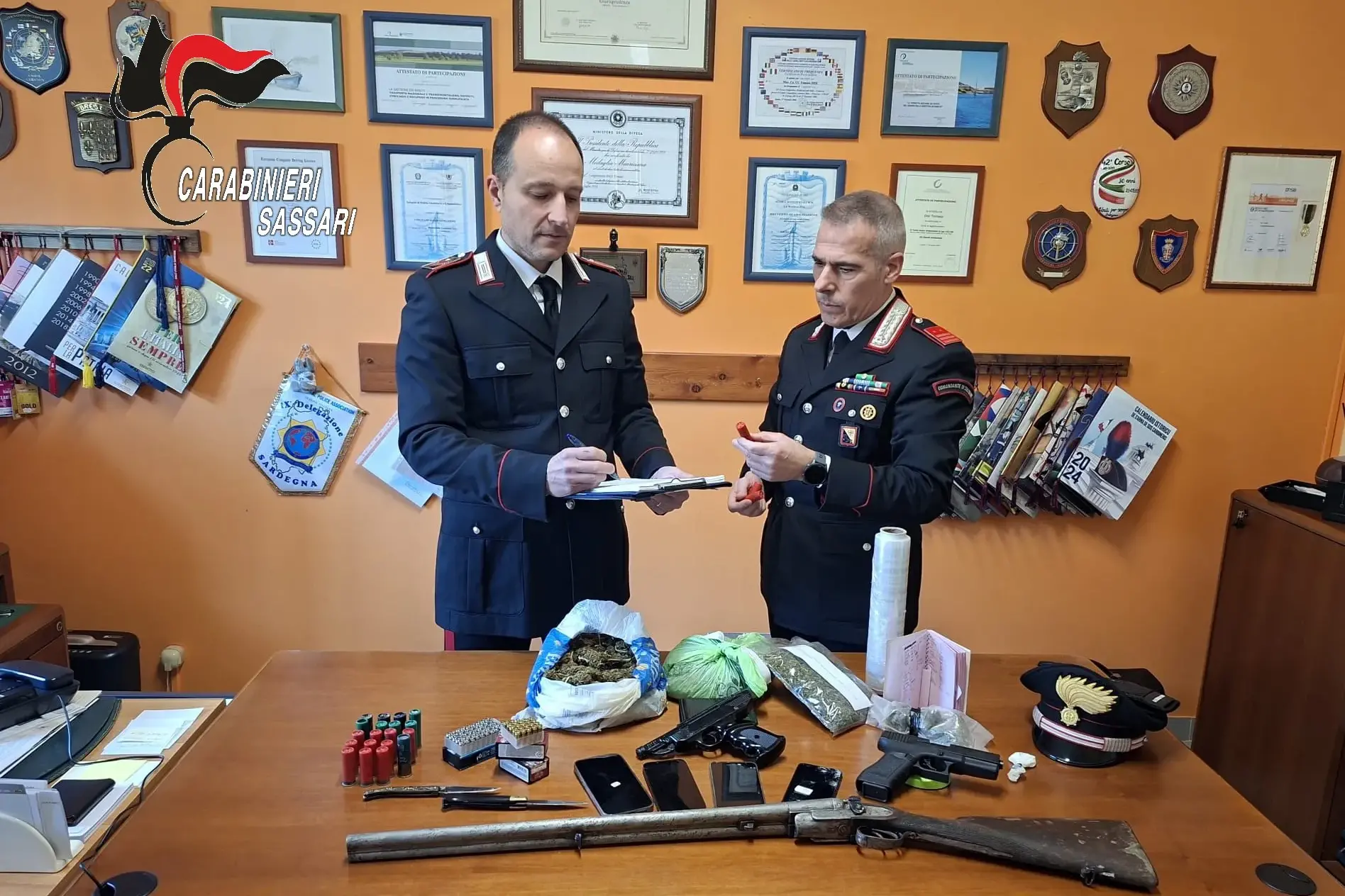 Droga e armi nascoste in casa: due giovani arrestati a Ittiri