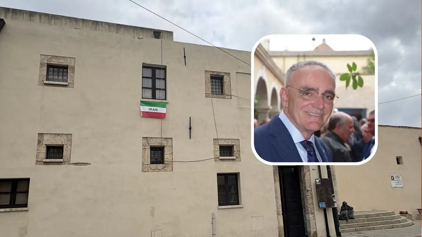 Il sindaco di Quartu espone la bandiera dell’Iran dei manifestanti: \"Un gesto dalla parte della libertà\"