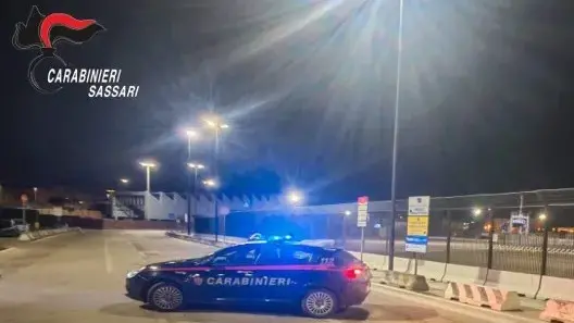 Ruba all'interno della motonave e forza un'auto, uomo arrestato a Porto Torres