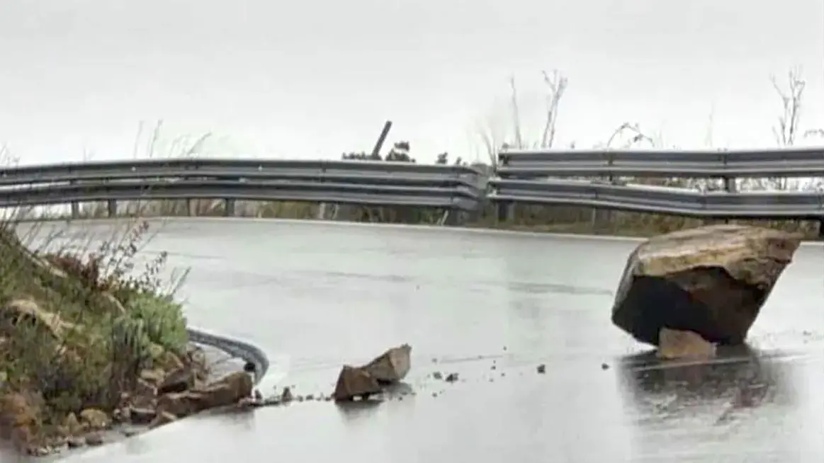 Arzana. Caduta massi sulla provinciale 23, bivio Carmine: strada a rischio, scatta l’allerta