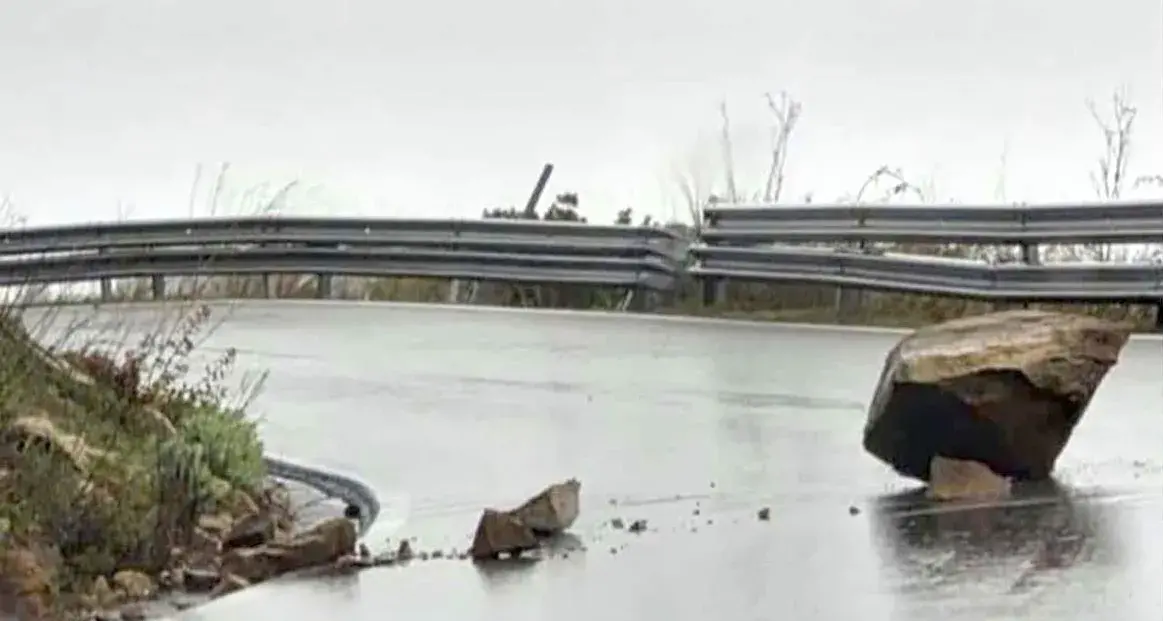 Arzana. Caduta massi sulla provinciale 23, bivio Carmine: strada a rischio, scatta l’allerta