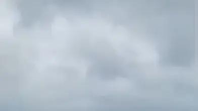 Il mare si riprende il Poetto: spiaggia sommersa e strada chiusa