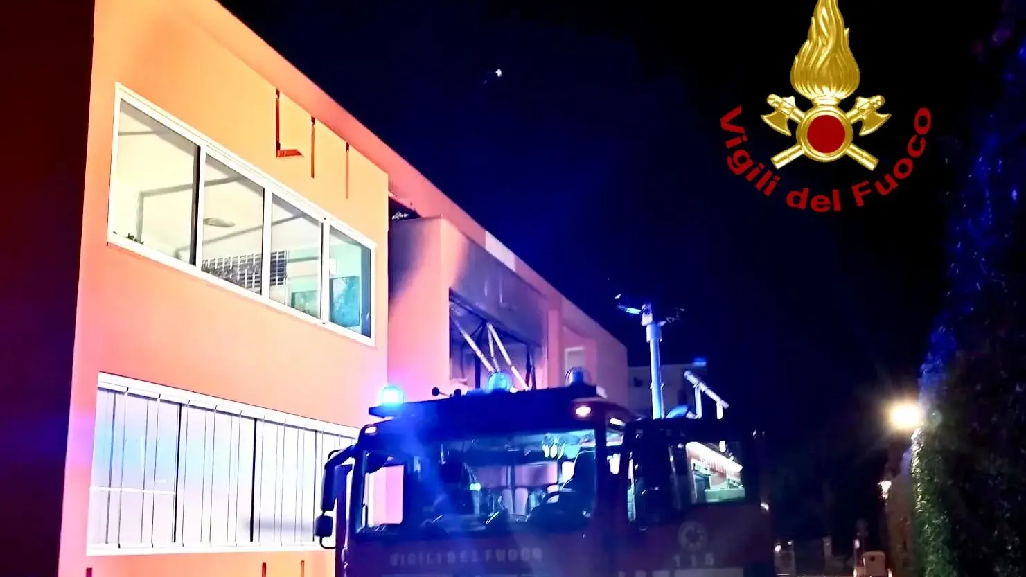 Notte di paura ad Alghero: incendio in un appartamento, salvati proprietario e cane
