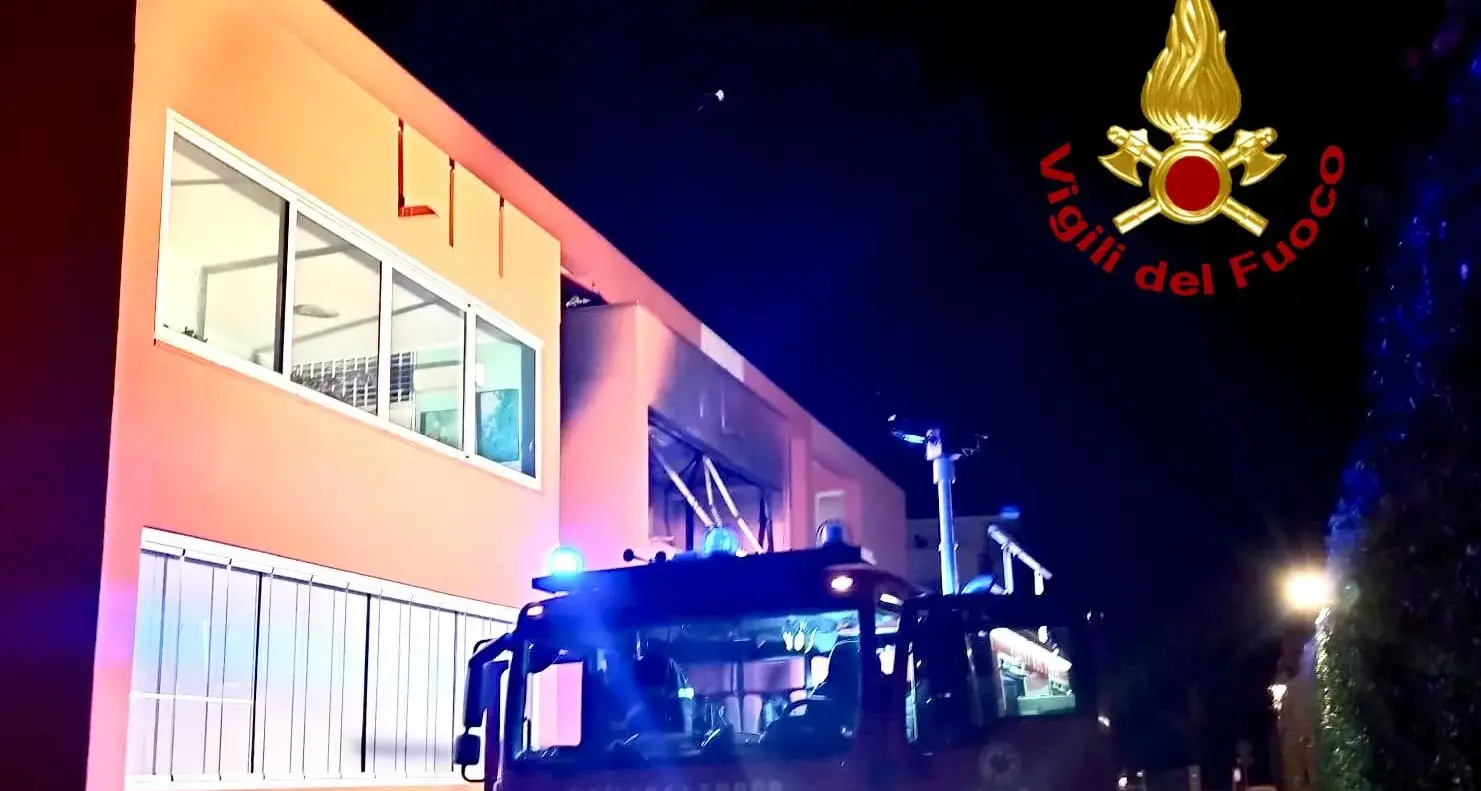 Notte di paura ad Alghero: incendio in un appartamento, salvati proprietario e cane