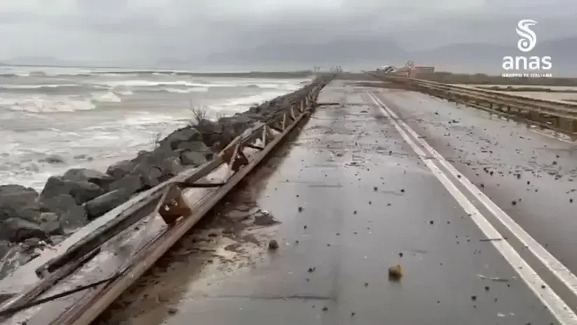 Mareggiata sulla 195, carreggiata invasa dai detriti: Anas al lavoro per la riapertura 
