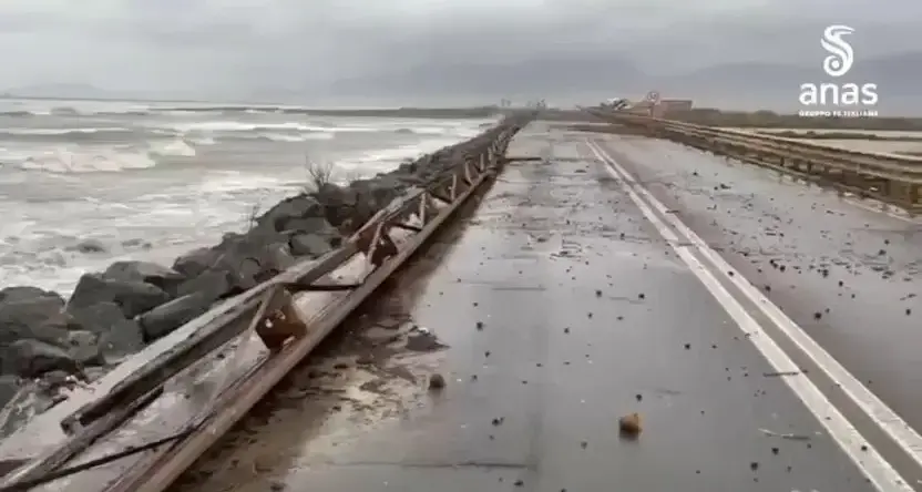 Mareggiata sulla 195, carreggiata invasa dai detriti: Anas al lavoro per la riapertura 