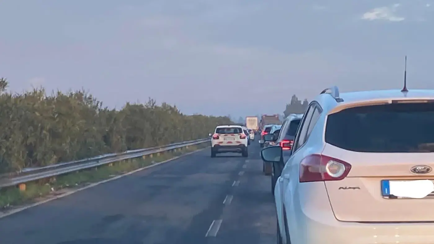 Statale 195 chiusa per il maltempo, traffico in tilt: studenti pendolari bloccati per ore