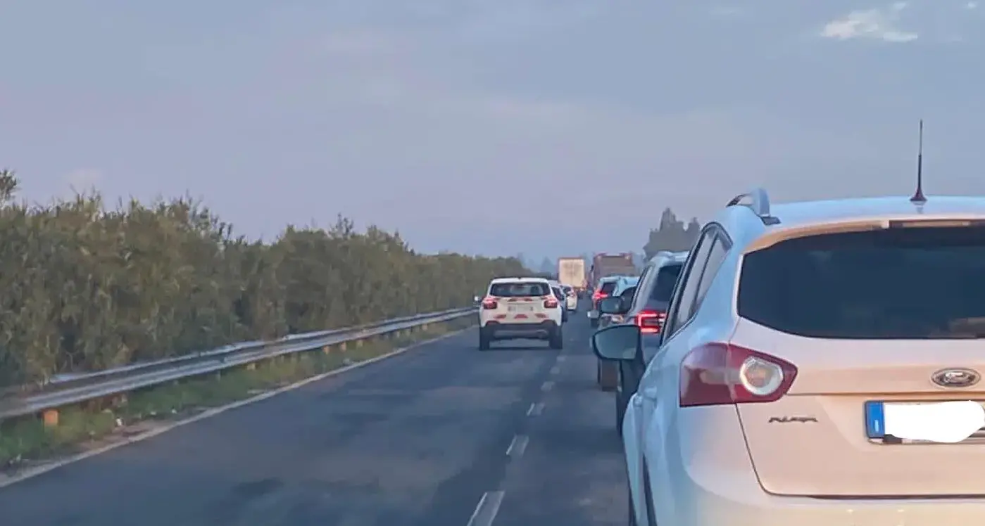 Statale 195 chiusa per il maltempo, traffico in tilt: studenti pendolari bloccati per ore