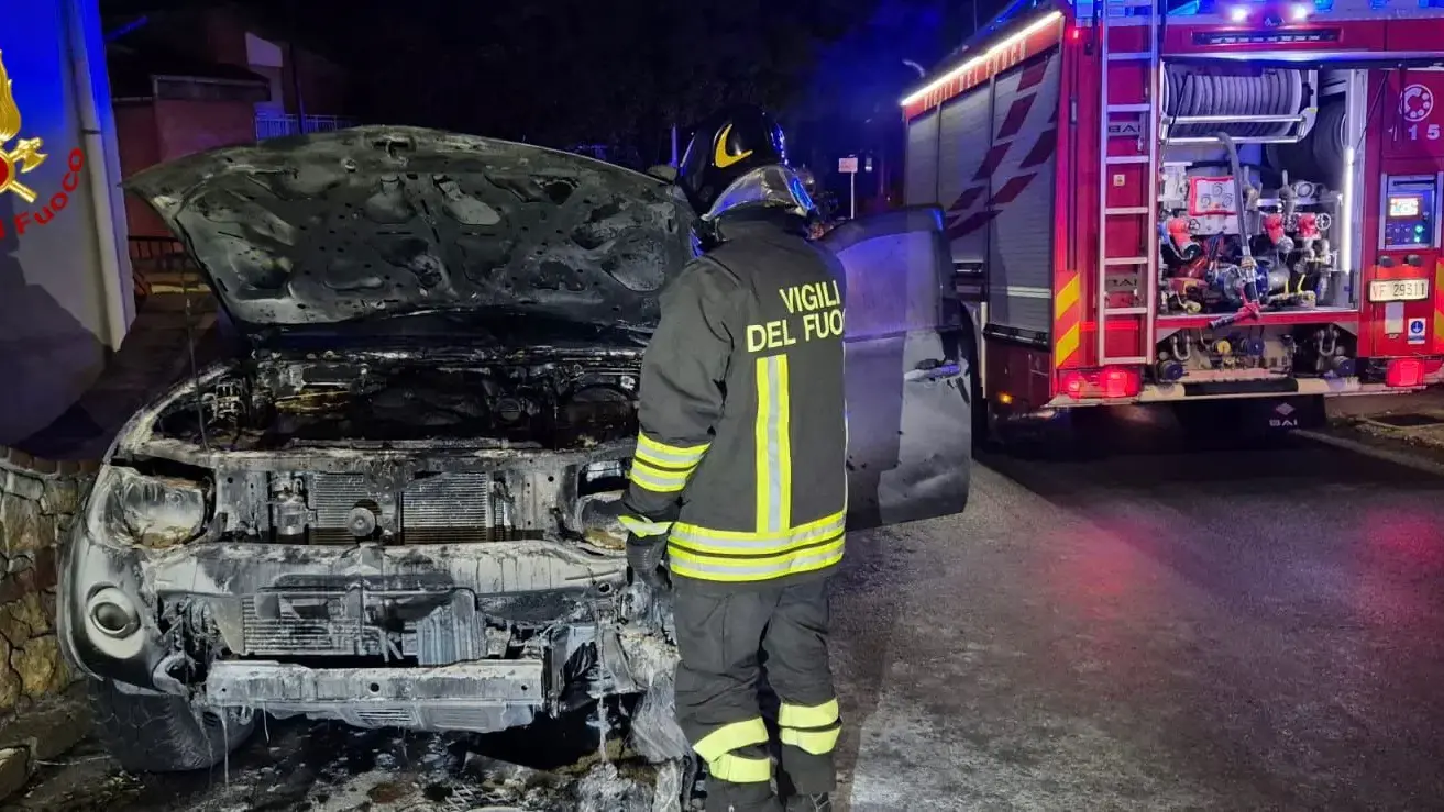 Notte di incendi nel Nuorese: tre auto in fiamme a Jerzu, Bosa e Aritzo