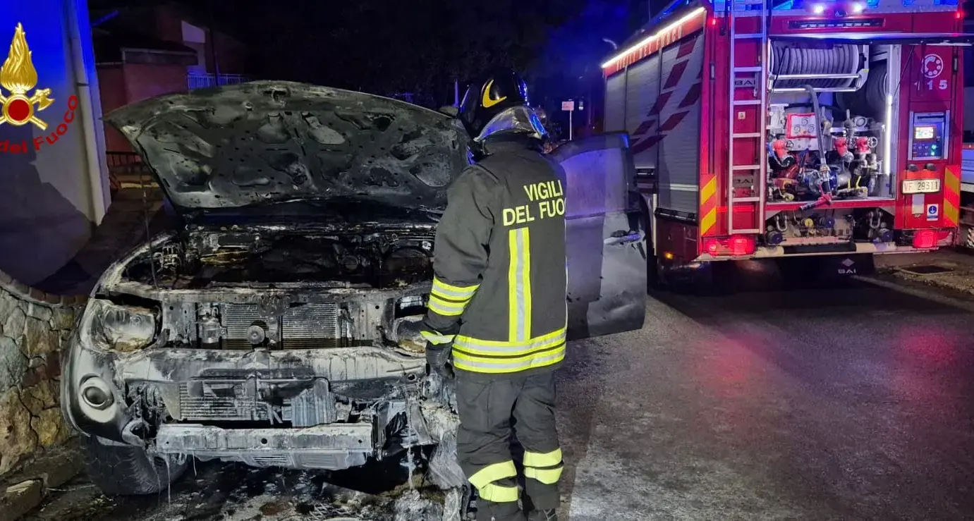 Notte di incendi nel Nuorese: tre auto in fiamme a Jerzu, Bosa e Aritzo