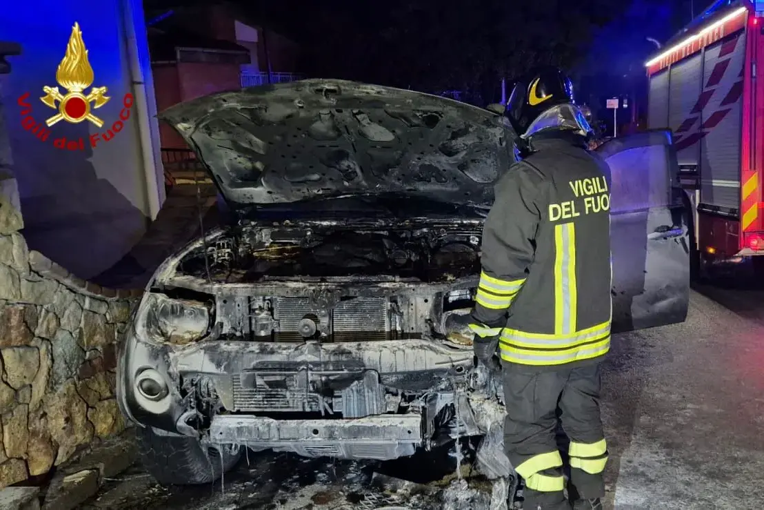 Notte di incendi nel Nuorese: tre auto in fiamme a Jerzu, Bosa e Aritzo