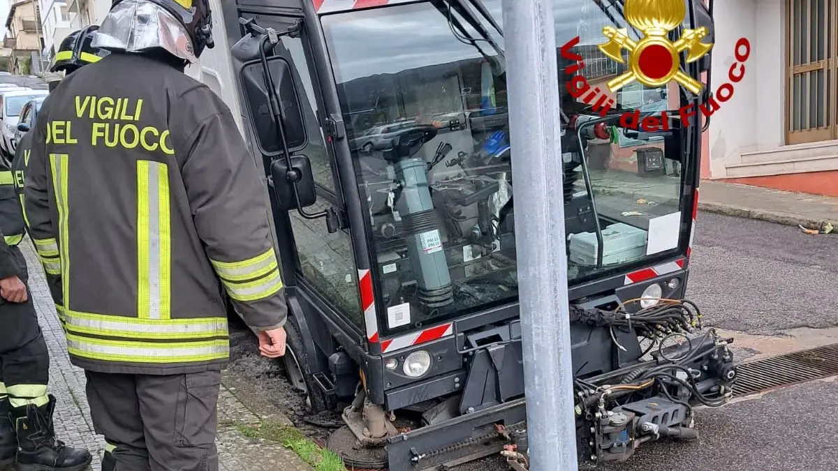 Macchina spazzatrice finisce in una buca: incidente a Nuoro