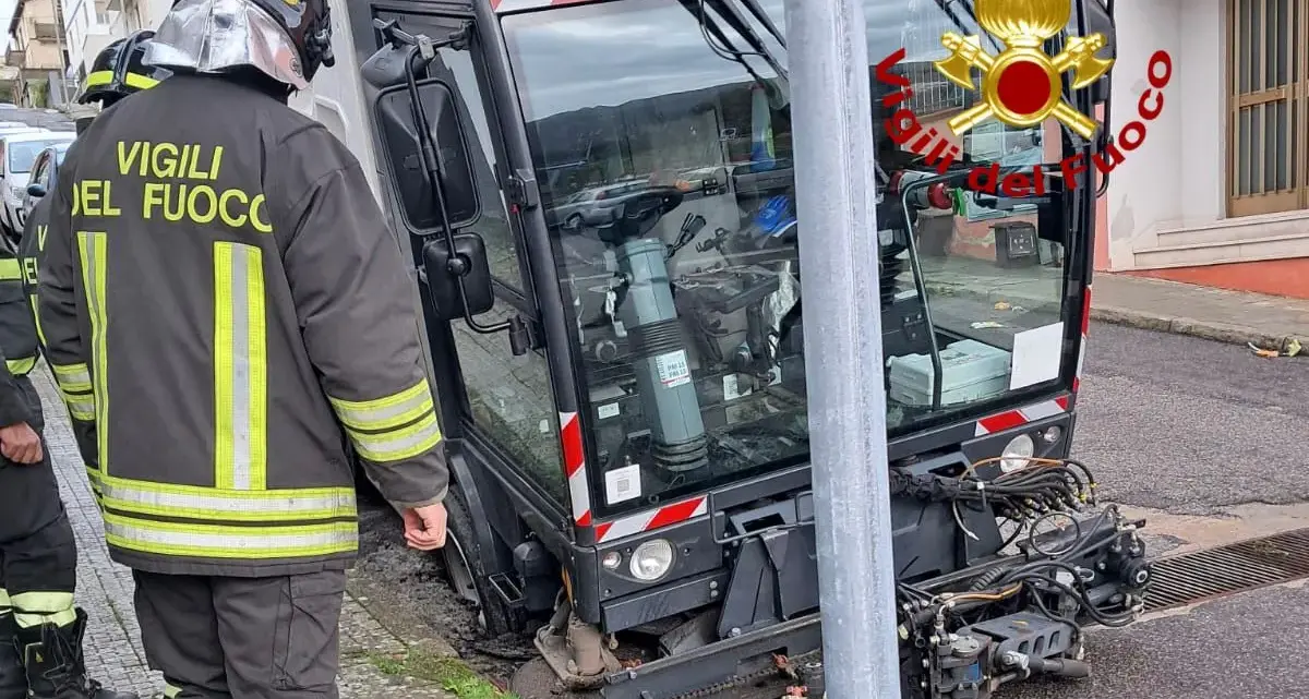 Macchina spazzatrice finisce in una buca: incidente a Nuoro