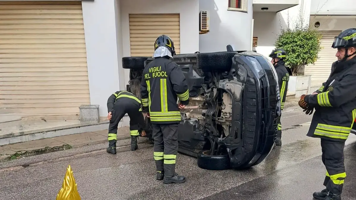 Auto si ribalta a Nuoro: intervento immediato dei Vigili del Fuoco
