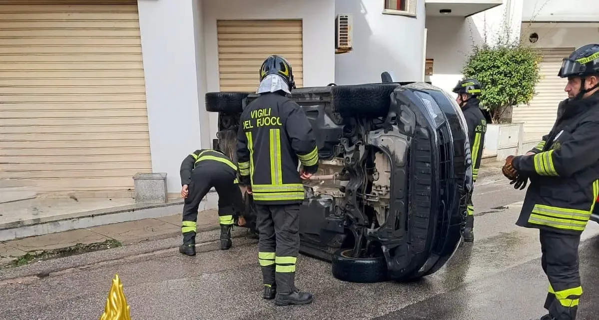 Auto si ribalta a Nuoro: intervento immediato dei Vigili del Fuoco