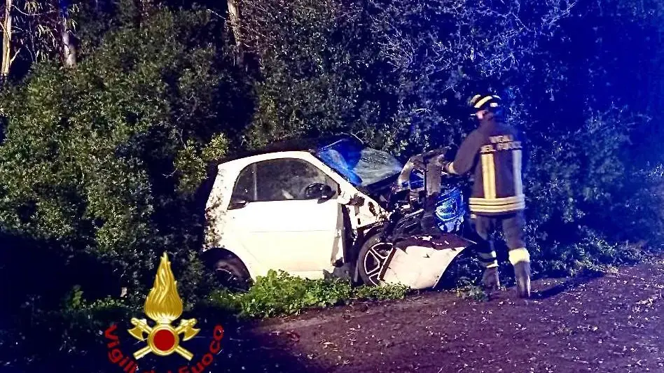 Schianto nella notte tra Olmedo e Sassari: auto finisce contro un albero