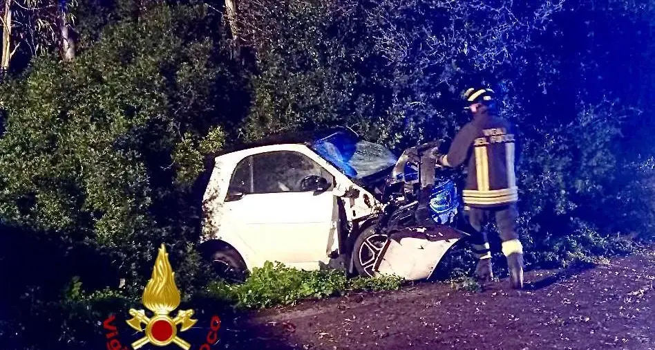 Schianto nella notte tra Olmedo e Sassari: auto finisce contro un albero