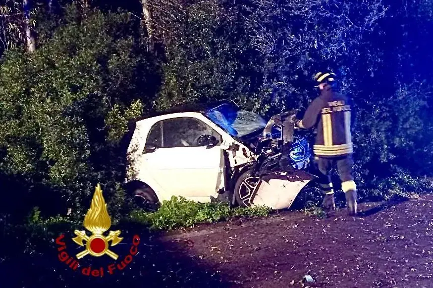 Schianto nella notte tra Olmedo e Sassari: auto finisce contro un albero