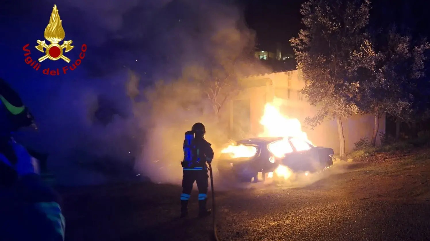 Auto in fiamme nella notte a Budoni, indagini in corso: non si esclude l'origine dolosa