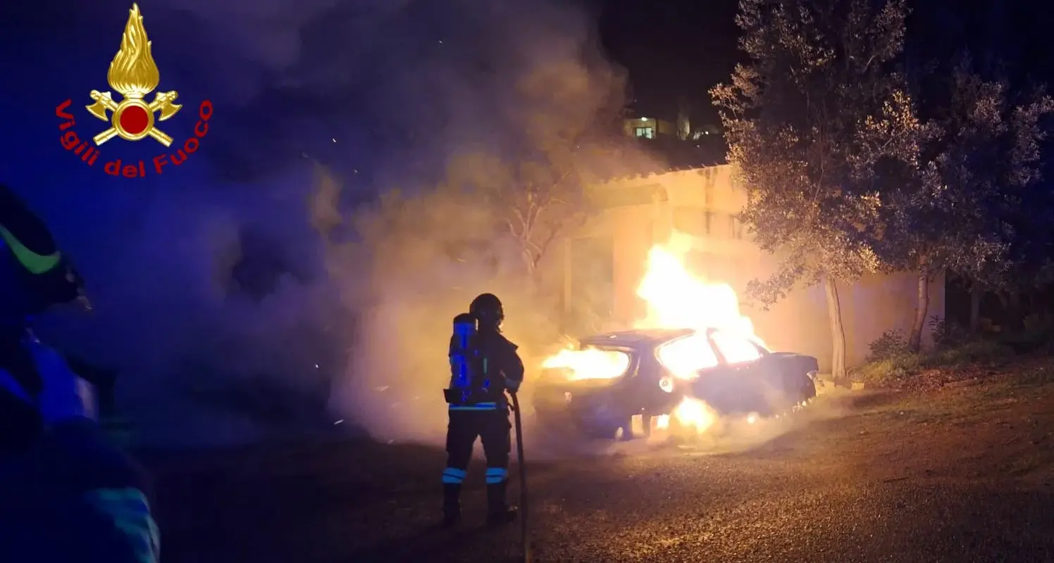 Auto in fiamme nella notte a Budoni, indagini in corso: non si esclude l'origine dolosa