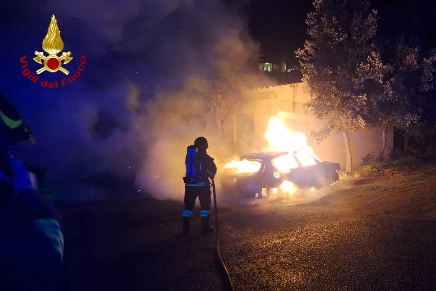 Auto in fiamme nella notte a Budoni, indagini in corso: non si esclude l'origine dolosa