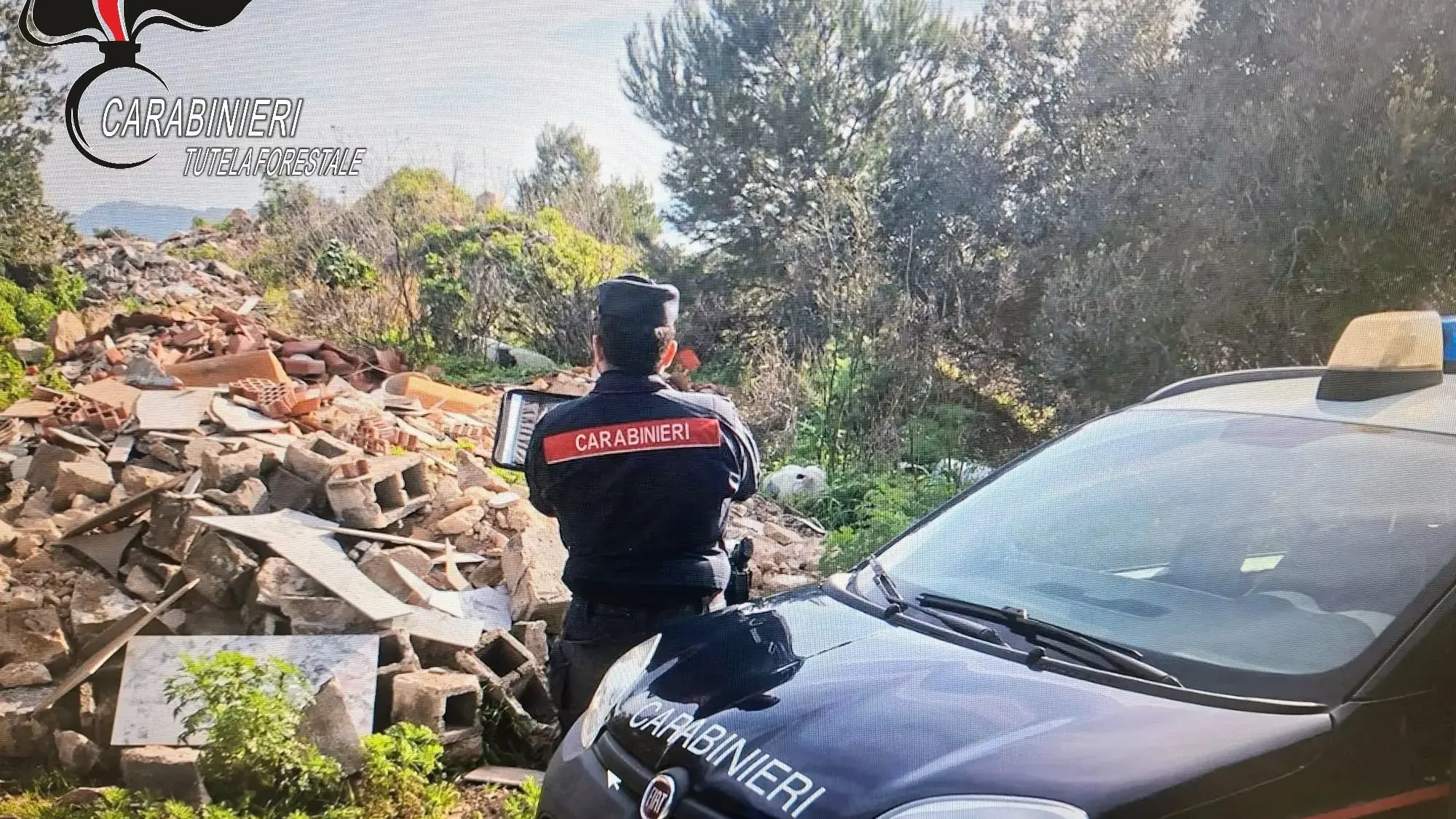 Scoperta discarica abusiva nel Parco Nazionale dell'Arcipelago de La Maddalena: due denunce