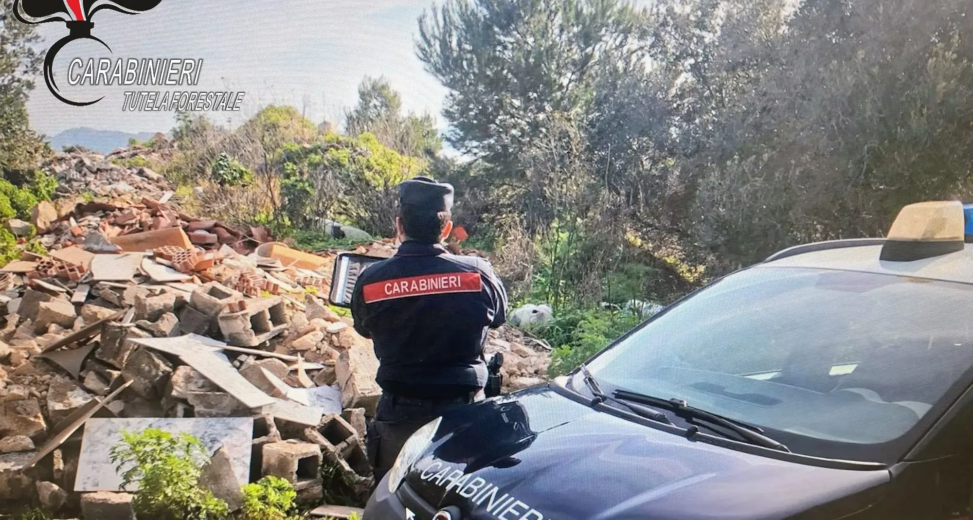 Scoperta discarica abusiva nel Parco Nazionale dell'Arcipelago de La Maddalena: due denunce