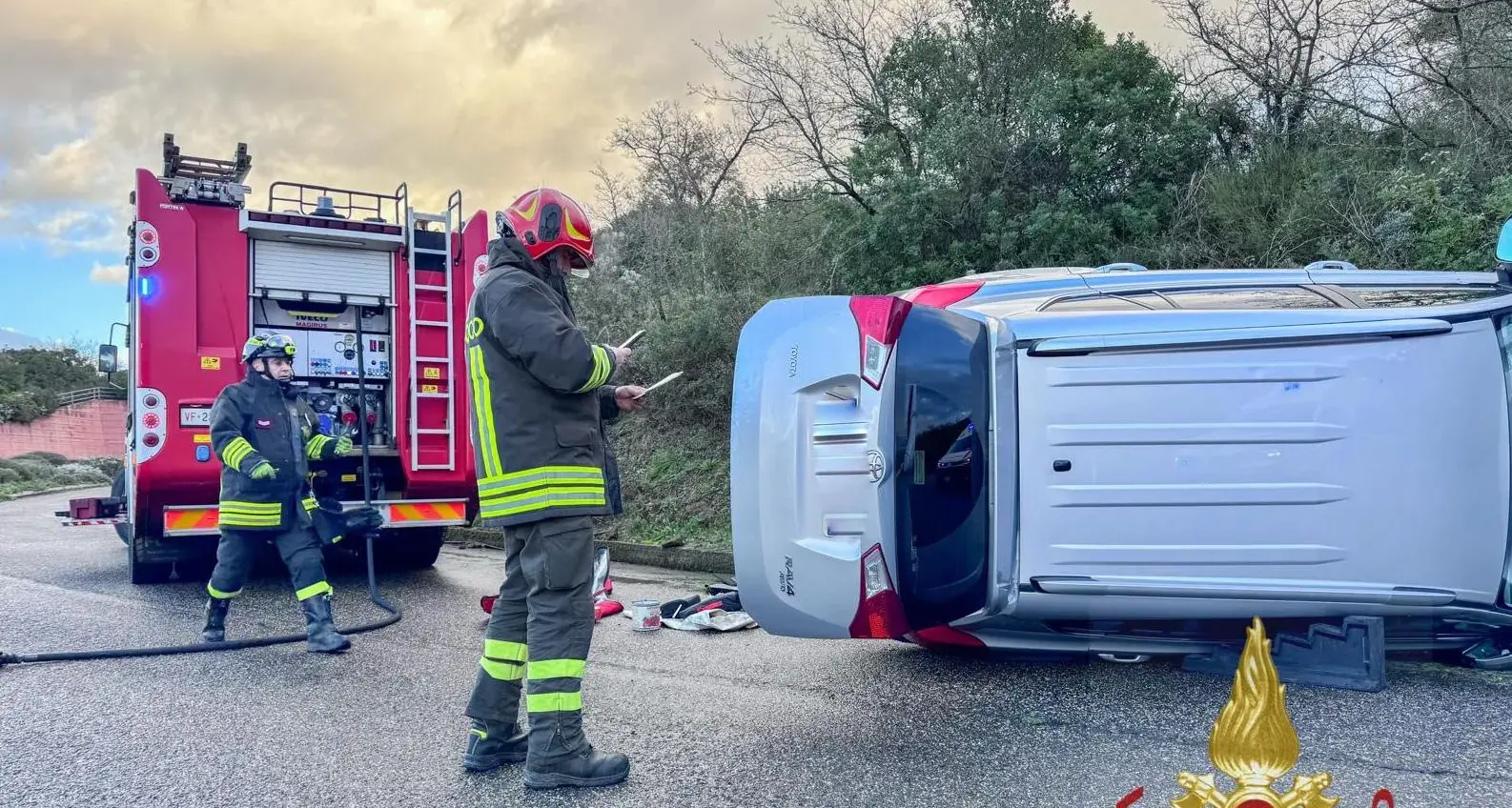 Perde il controllo dell'auto e cappotta a Sorradile, uomo soccorso dai Vigili del Fuoco