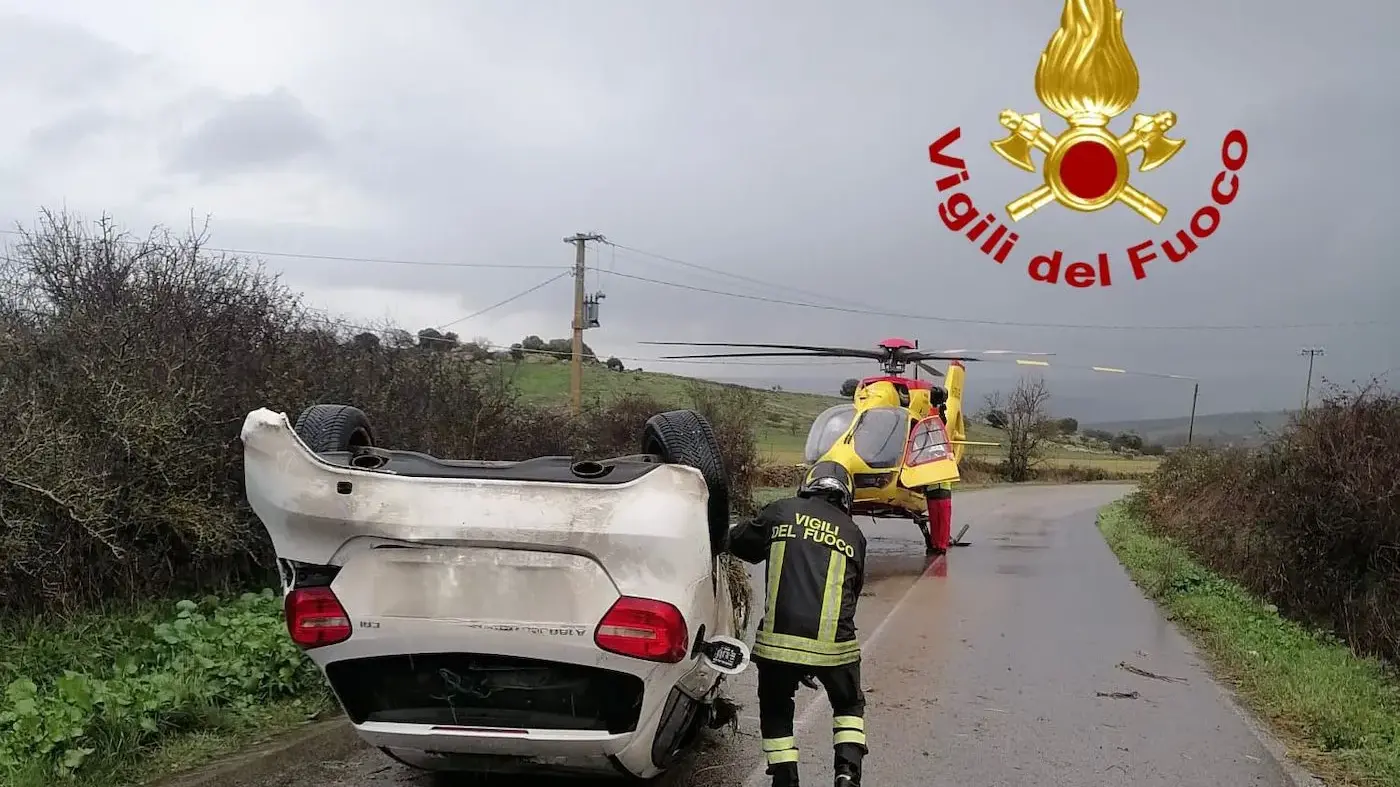 Auto si ribalta sulla Provinciale 43 a Bonorva, interviene anche l’elisoccorso