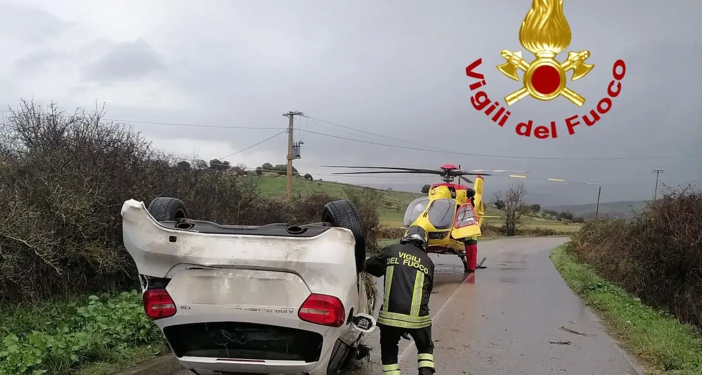 Auto si ribalta sulla Provinciale 43 a Bonorva, interviene anche l’elisoccorso