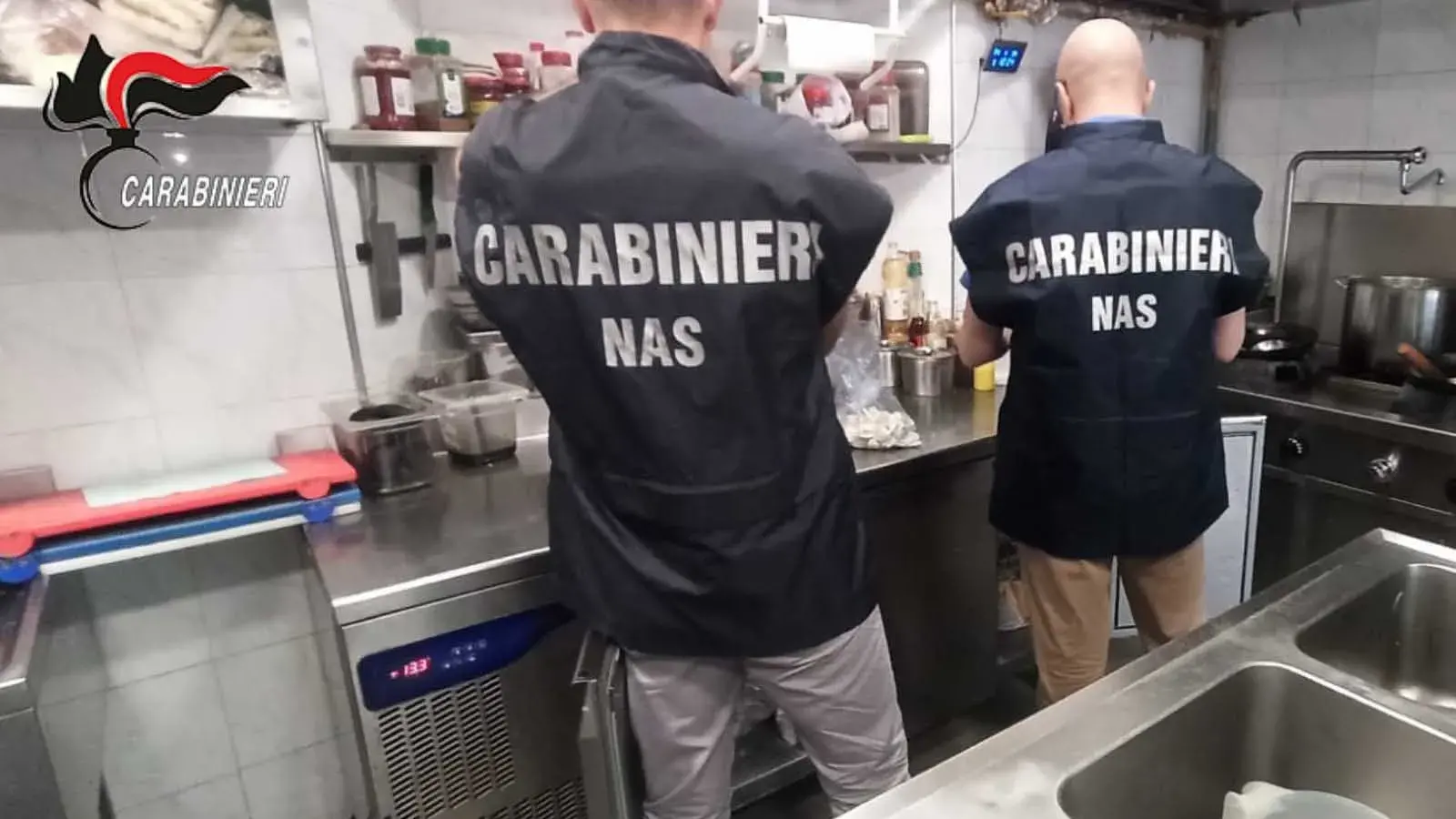 Ragnatele, insetti e acqua di dubbia provenienza: chiusa pizzeria al taglio a Cagliari
