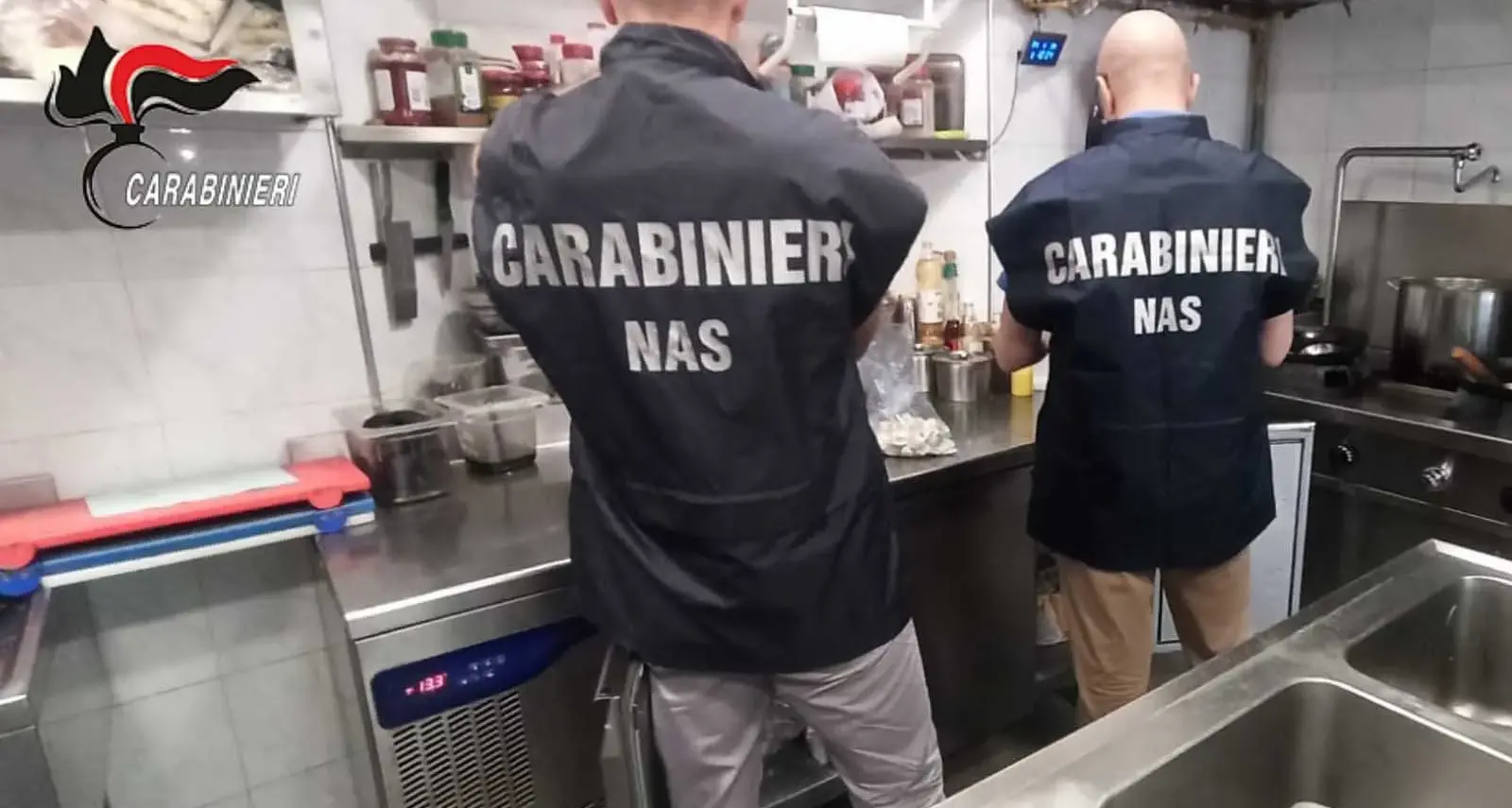 Ragnatele, insetti e acqua di dubbia provenienza: chiusa pizzeria al taglio a Cagliari