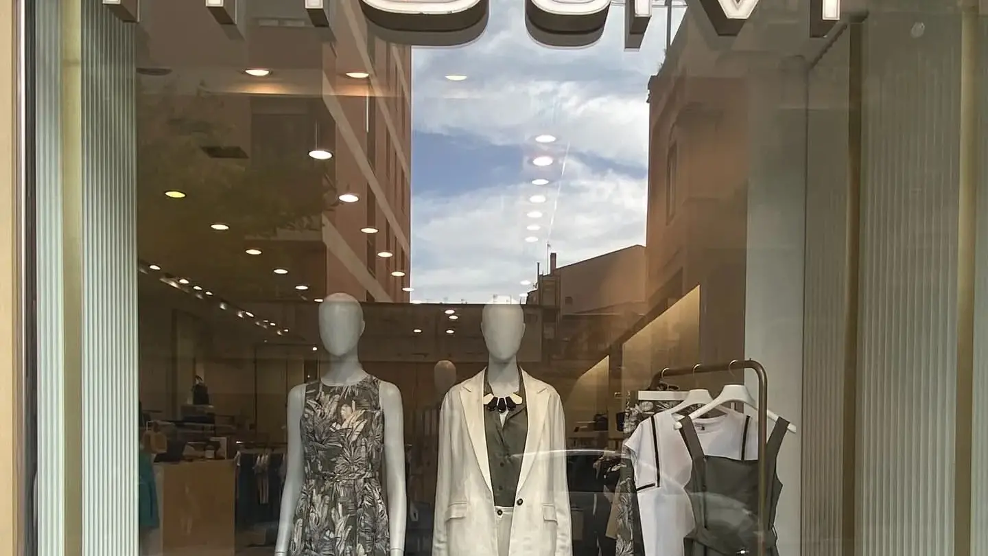 Chiude lo storico negozio \"Motivi\" di Viale Italia a Sassari