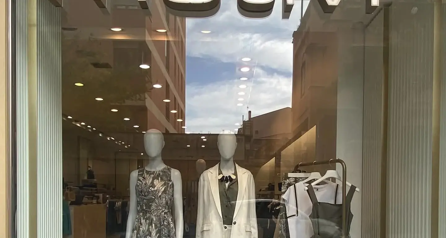 Chiude lo storico negozio \"Motivi\" di Viale Italia a Sassari