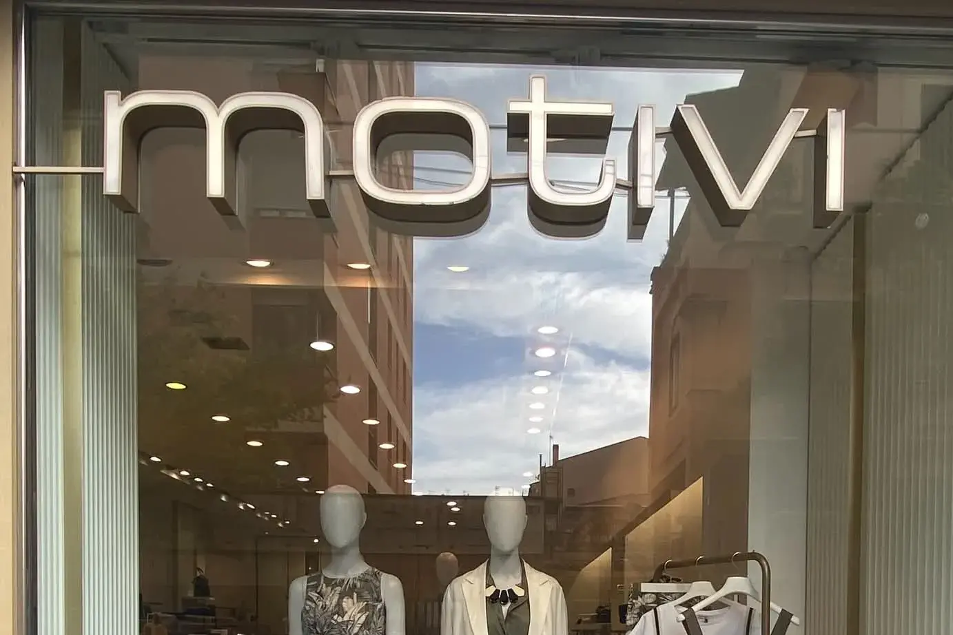 Chiude lo storico negozio \"Motivi\" di Viale Italia a Sassari