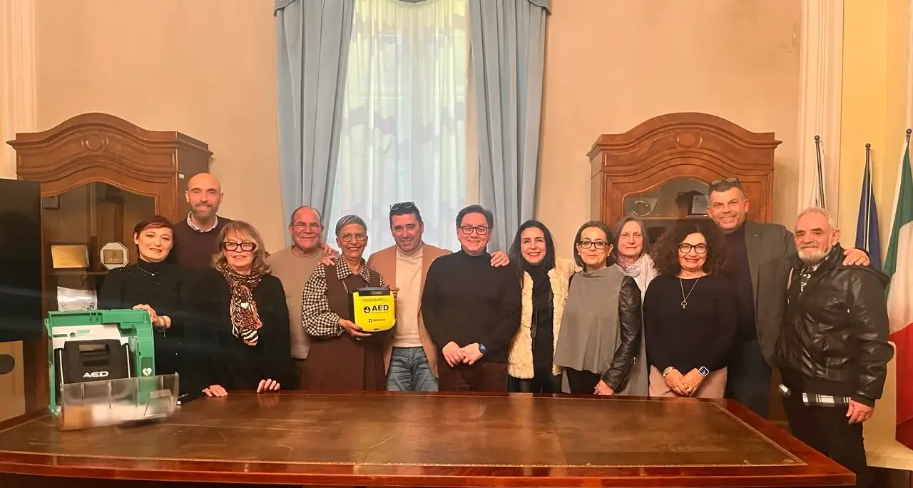 Porto Torres. La Pro loco dona un defibrillatore alla città