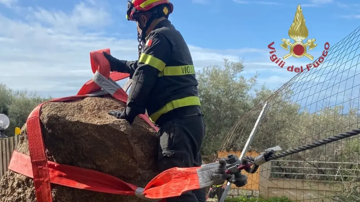 Tragedia sfiorata a Quartu: masso gigante minaccia una casa, salvati due anziani dai Vigili del fuoco