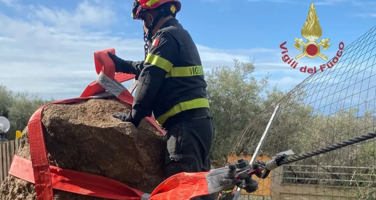 Tragedia sfiorata a Quartu: masso gigante minaccia una casa, salvati due anziani dai Vigili del fuoco