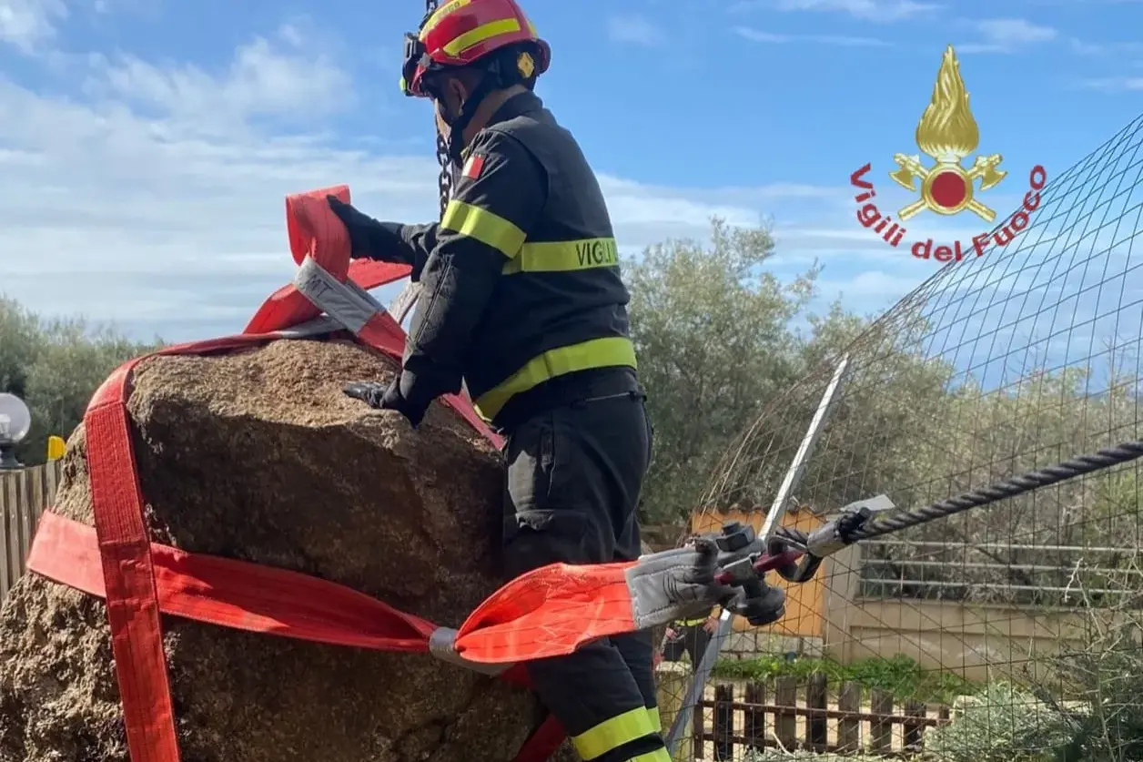 Tragedia sfiorata a Quartu: masso gigante minaccia una casa, salvati due anziani dai Vigili del fuoco