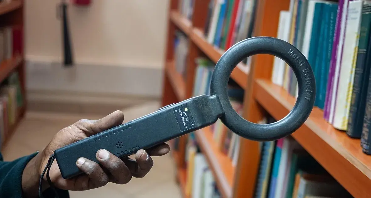 Metal detector nelle scuole, firmata la circolare dai ministri Valditara e Piantedosi